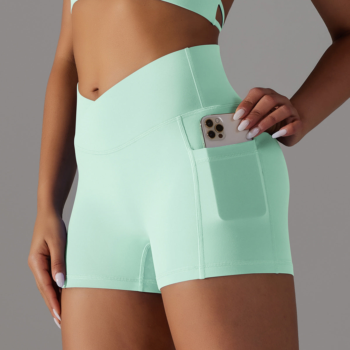 Shorts de yoga avec conception de poche de téléphone pantalons de sport pour femmes