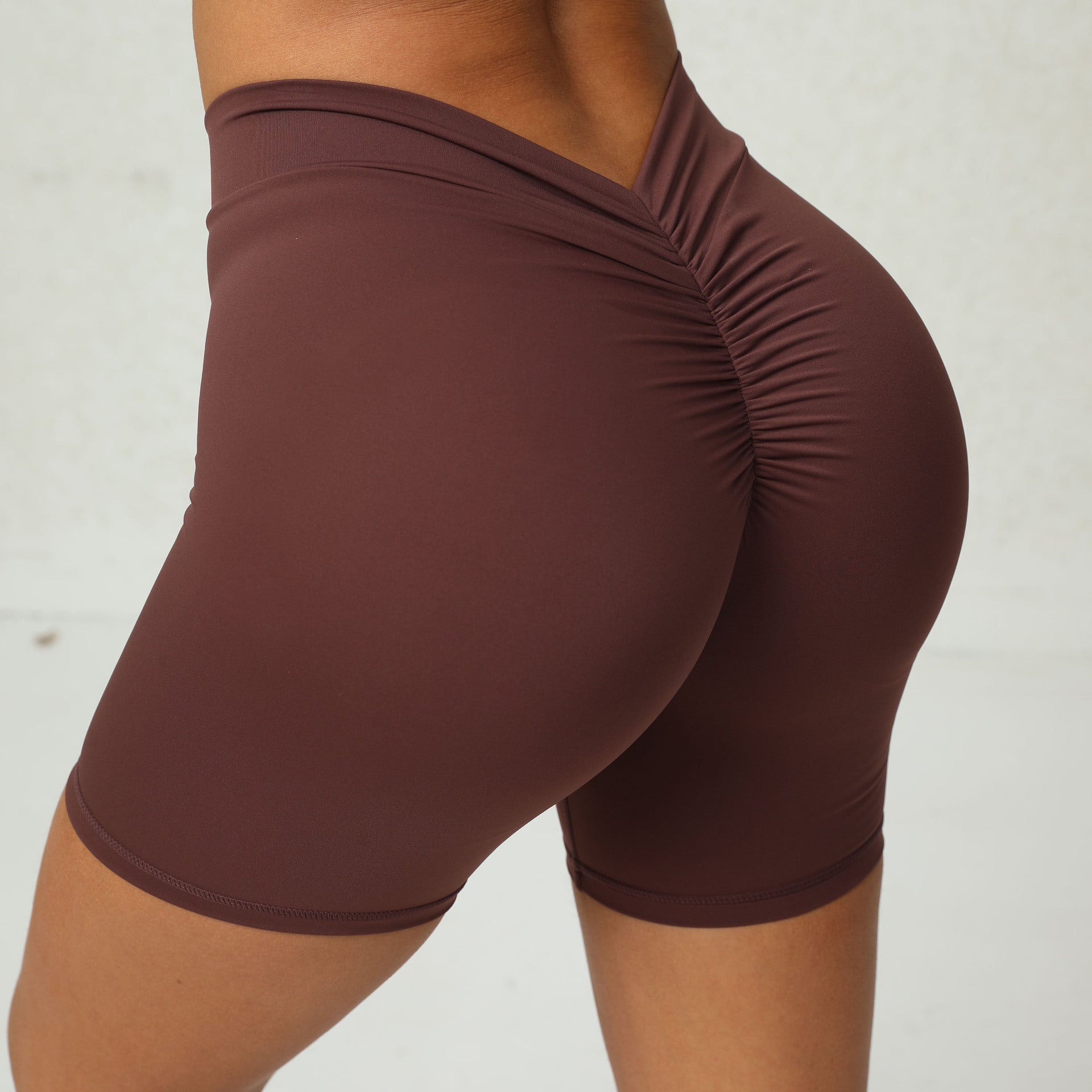 Shorts de yoga moulants en forme de V à la taille arrière