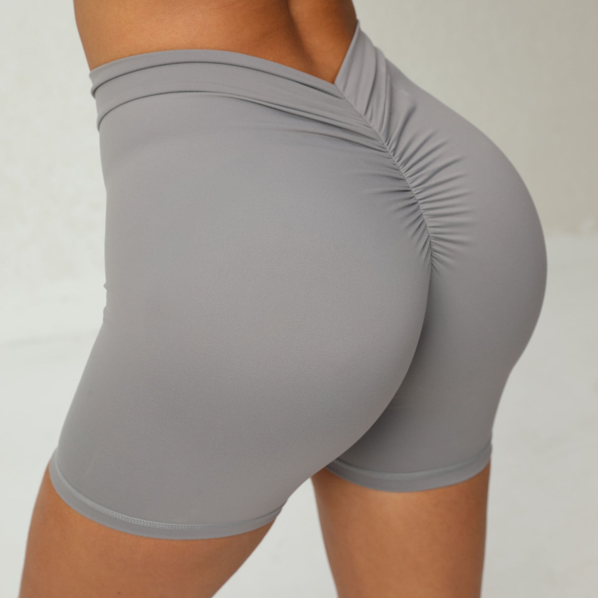 Shorts de yoga moulants en forme de V à la taille arrière