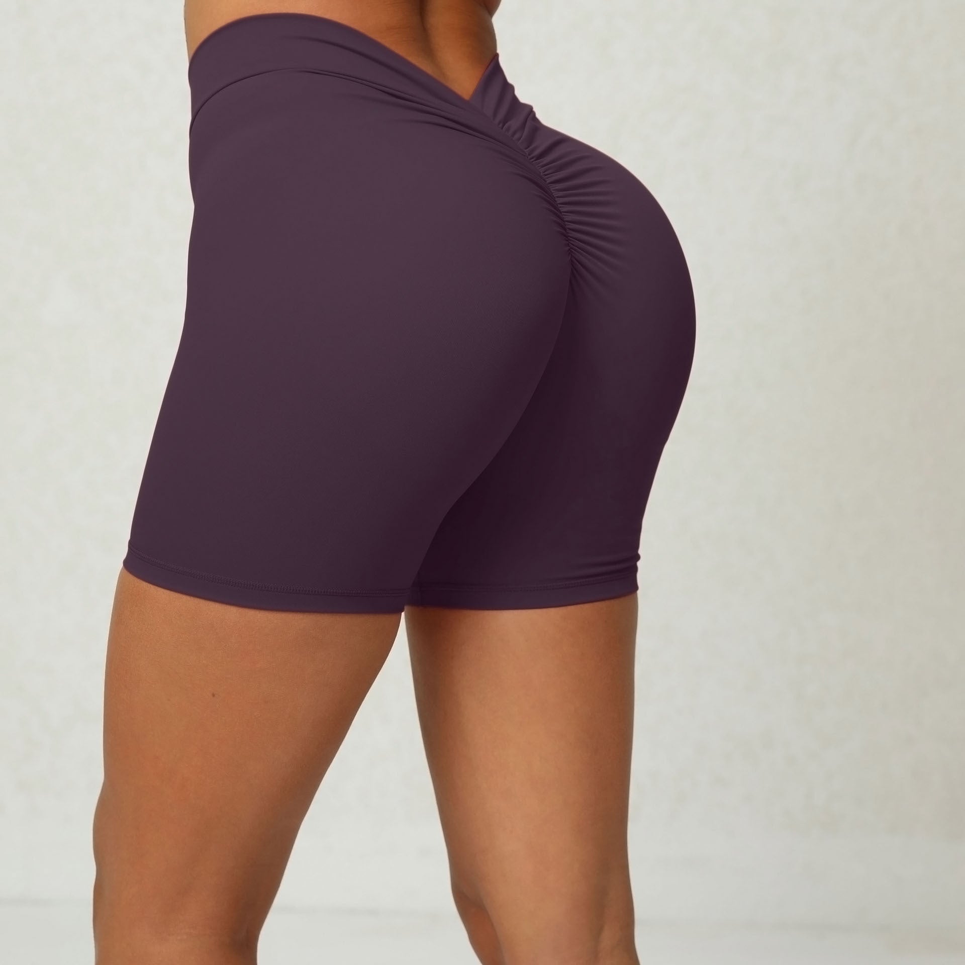 Shorts de yoga moulants en forme de V à la taille arrière