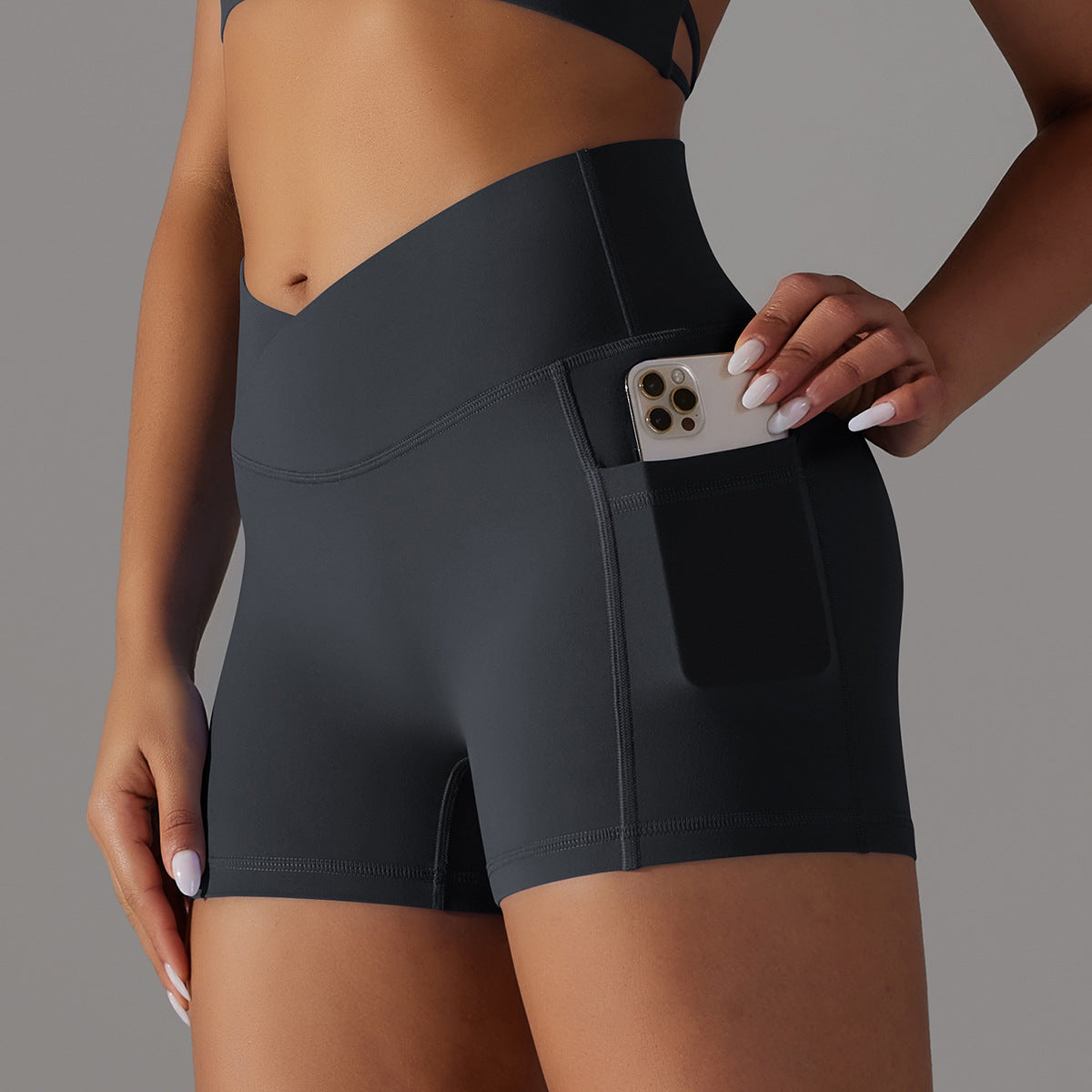 Shorts de yoga avec conception de poche de téléphone pantalons de sport pour femmes