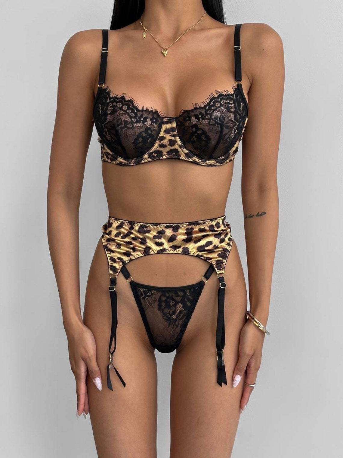 Ensemble de lingerie sexy trois pièces en dentelle avec coutures et imprimé léopard