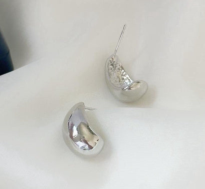 Boucles d'oreilles goutte d'eau en métal avec un sens de niche de luxe